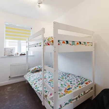 Tatil Evi Sleeps 10, Modern 5-Bed House Near Manchester City Centre, Free Parking *