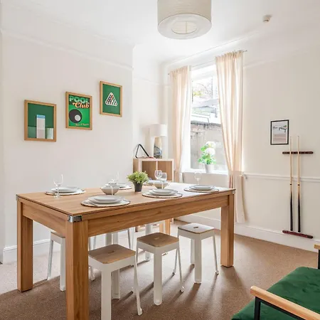 4br With Games Salford Sleeps 7