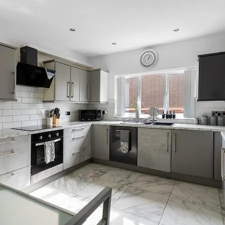 Enormous 5 Bed House - Sleeps 13 - Free Parking *