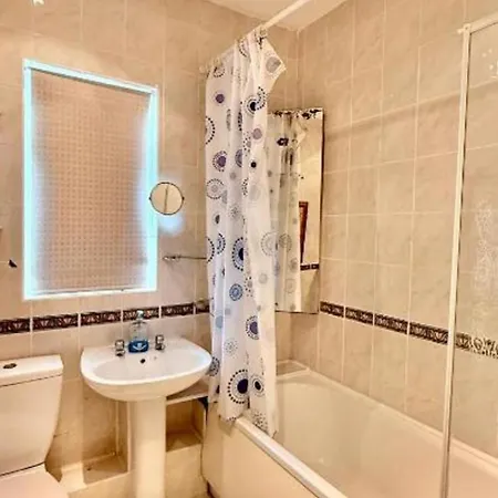 North 3-bed House Sleeps 6 With Wifi Manchester