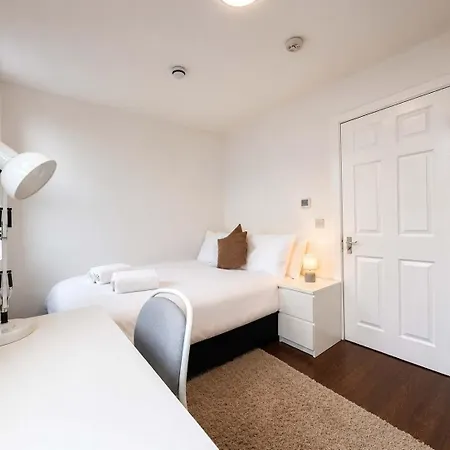 Tatil Evi 6-bed House - Sleeps 12 - Free Parking Manchester