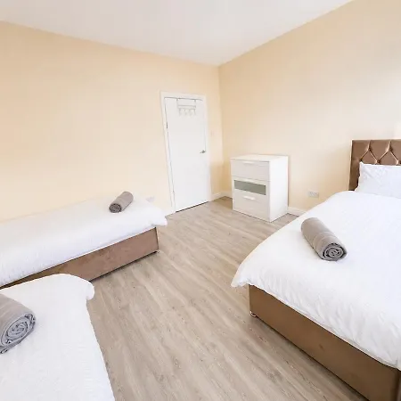 Casa de Férias Spacious House Sleeps 8 Near Mri And Centre Free Parking *