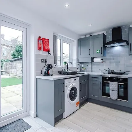 Stylish Mcr 2br Parking Near Etihad & Co-op *