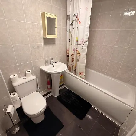 Sleeps 4 With Free Parking And Garden Tatil Evi
