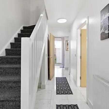 Nyaraló Modern 4 Bedroom House Free Parking 7 Sleeps *