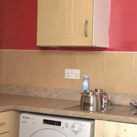 3 Bedroom House Sleeps 9 - Garden - Pets Welcome