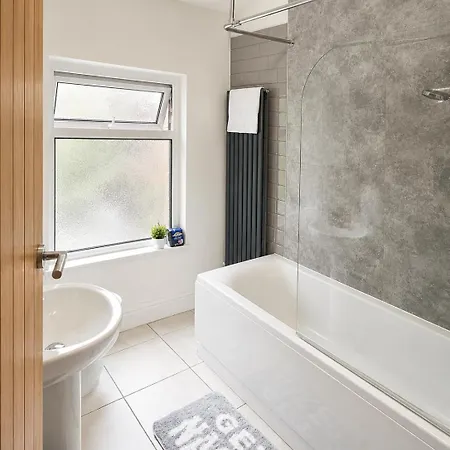 Cosy 3br House With Ps4 & Free Parking *