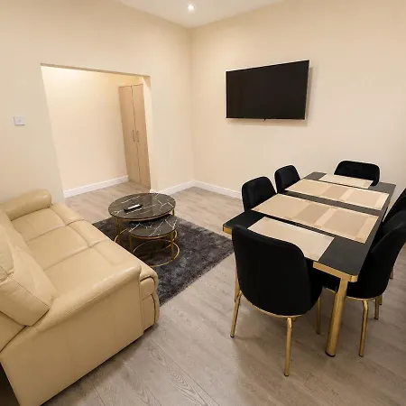Casa de Férias Spacious House Sleeps 8 Near Mri And Centre Free Parking