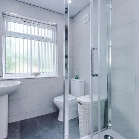 3 Bed House Driveway Workspace Sleeps 7 *