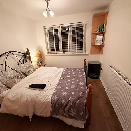 Sleeps 4 With Free Parking And Garden * Manchester