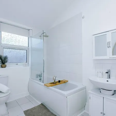 3 Bedroom House | Sleeps 7 | Free Parking | Fast Wi-fi