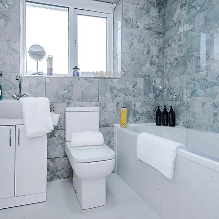 Sleeps 5 Near Centre Free Parking