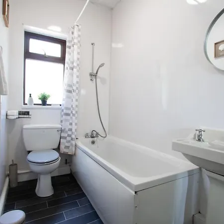 Spacious 2br In Chadderton Near Manchester