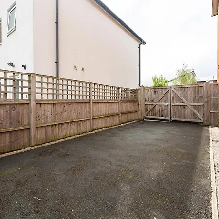 3-bed Near Centre-coop Live-etihad Man Stadium-driveway Parking-sleeps Upto 6 Guests Nyaraló Manchester