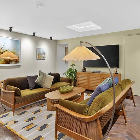 Exquisite 2bed Coach House, 10min To Cc, Terrace