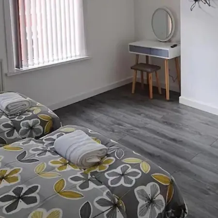 Дом отдыха Salford - House - Sleeps 4 - Parking Манчестер