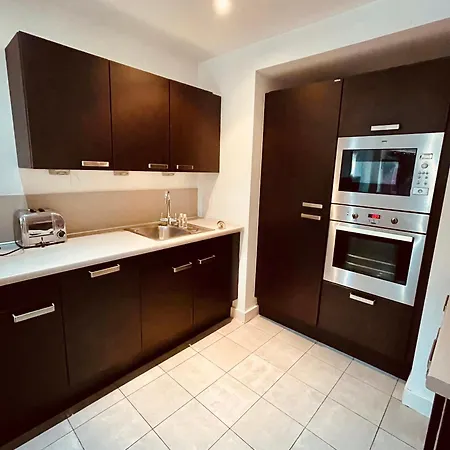 Central Rooms In Apt Near Arena & Victoria Station Konukevi