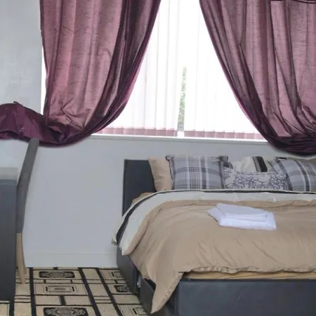 3 Bedroom House Sleeps 9 - Garden - Pets Welcome