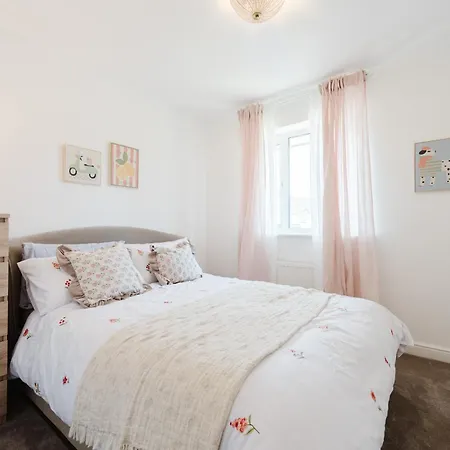 Sleeps 10, Modern 5-Bed House Near Manchester City Centre, Free Parking *