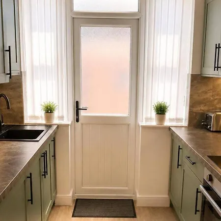 4 Bedroom House Sleeps 7 -free Parking -co-op Live *