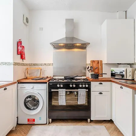 4br With Games Salford Sleeps 7 * Manchester