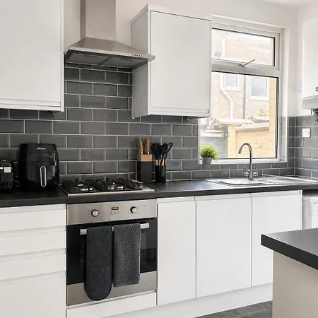 Cosy 3br House With Ps4 & Free Parking *
