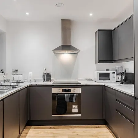 Nyaraló Group-friendly 4br House With Driveway Parking In Manchester