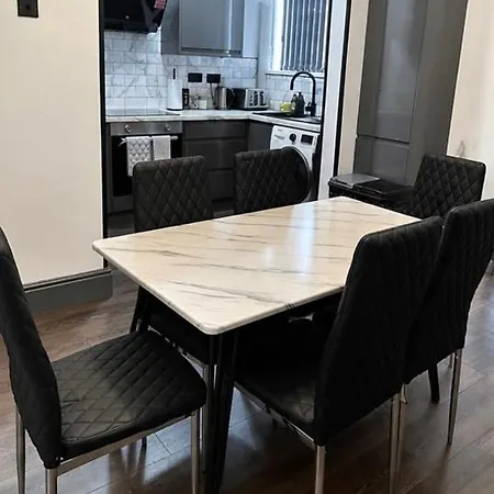 Cosy Spacious 4 Bedroom Close To Centre Tatil Evi *