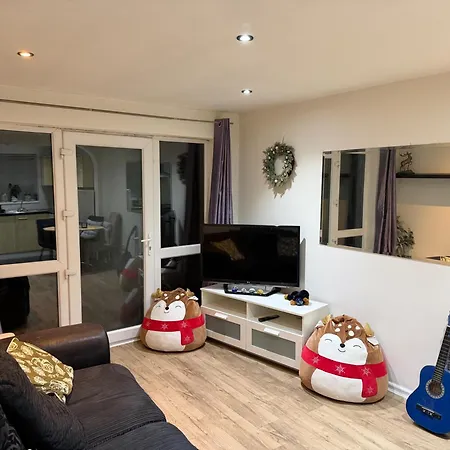 Sleeps 4 With Free Parking And Garden * Manchester