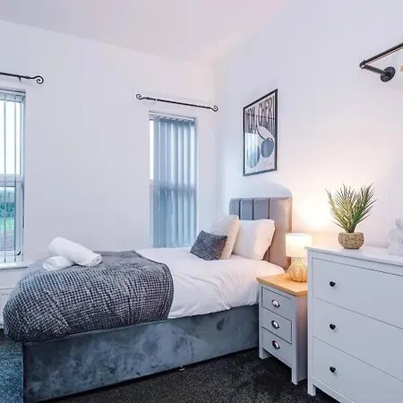 3 Bedroom House | Sleeps 7 | Free Parking | Fast Wi-fi Nyaraló *