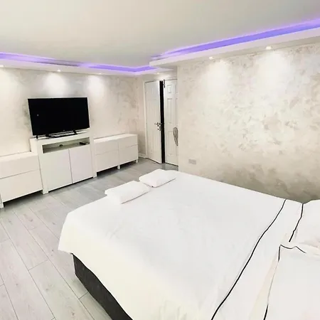 House Sleeps 10 With Free Parking - Pets Welcome