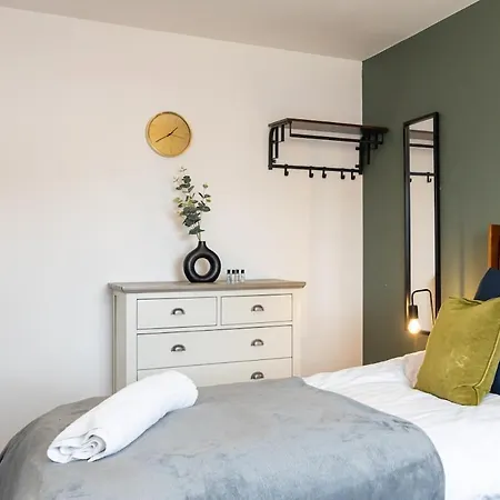3-bed Near Centre-coop Live-etihad Man Stadium-driveway Parking-sleeps Upto 6 Guests *