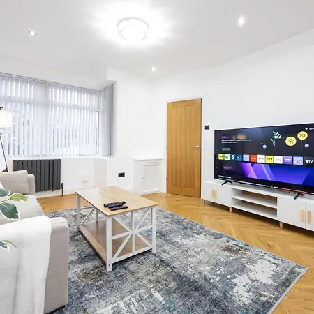 Entire Next To Trafford Centre * Manchester