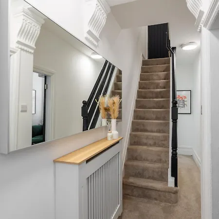 Nyaraló Spacious 6br House Sleeps 11 Free Parking Manchester