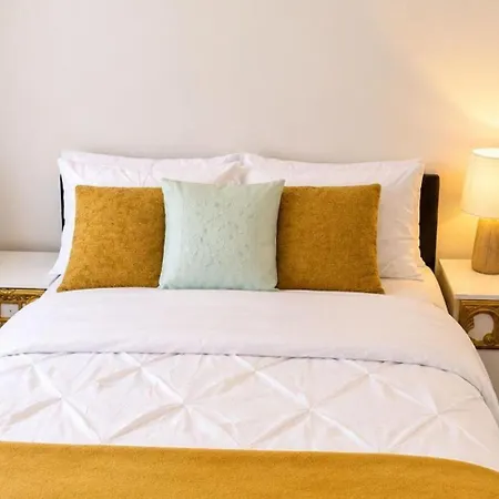 4 Bedroom House Sleeps 7 -free Parking -co-op Live