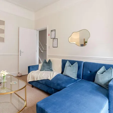4br With Games Salford Sleeps 7