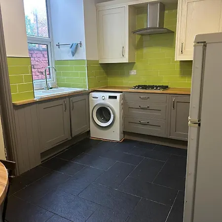 بيت ضيافة 5 Bedrooms In The Heart Of Salford