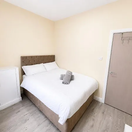 Spacious House Sleeps 8 Near Mri And Centre Free Parking Manchester