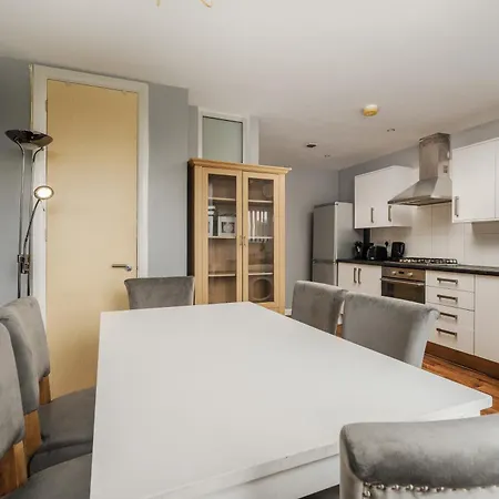 Grand 4br Escape - Etihad - Coop - Free Parking Casa de Férias *