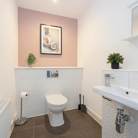3-bed Near Centre-coop Live-etihad Man Stadium-driveway Parking-sleeps Upto 6 Guests Nyaraló *