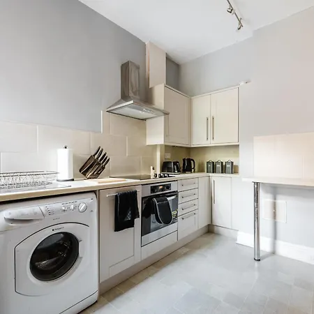 Nyaraló Modern 3br For 8 - Easy Access - Free Parking *