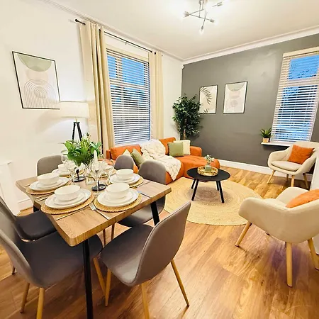 Spacious House With Games & Free Parking Nr Mediacity, Trafford Centre, Centre Tatil Evi