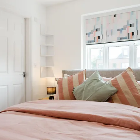 Tatil Evi Sleeps 10, Modern 5-Bed House Near Manchester City Centre, Free Parking *
