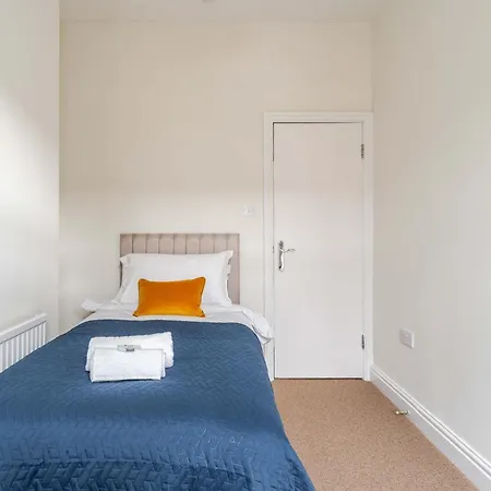 Feriehus 4br With Games Salford Sleeps 7