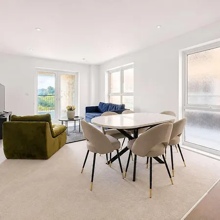 3 Bedroom - Sleeps 6 - Balcony - Riverside
