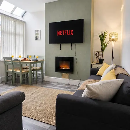 Nyaraló Cosy 3br House With Ps4 & Free Parking *