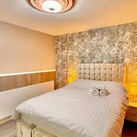 North 3-bed House Sleeps 6 With Wifi *