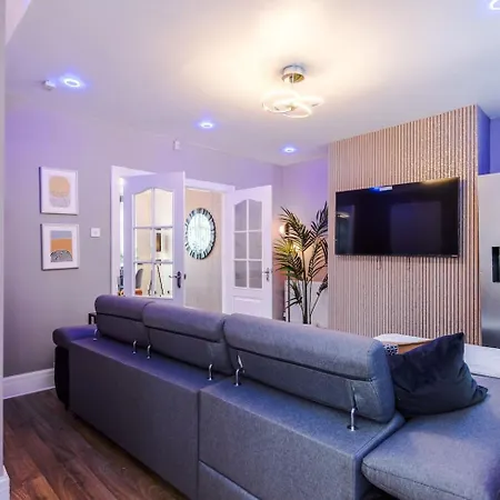 3 Bed House Driveway Workspace Sleeps 7 * Manchester