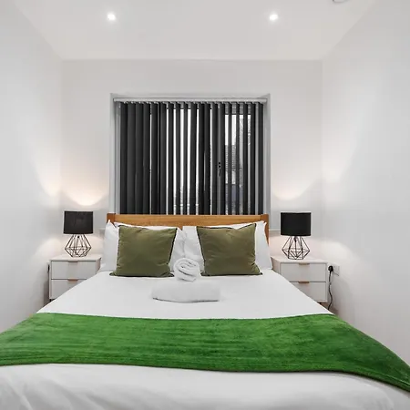 Group-friendly 4br House With Driveway Parking In Tatil Evi Manchester