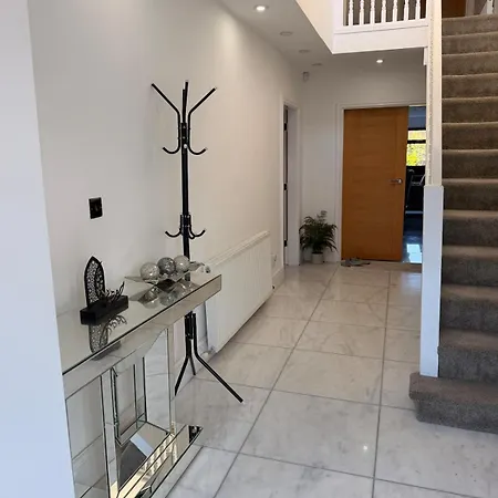 4 Bedroom Modern House In Prime Location Manchester